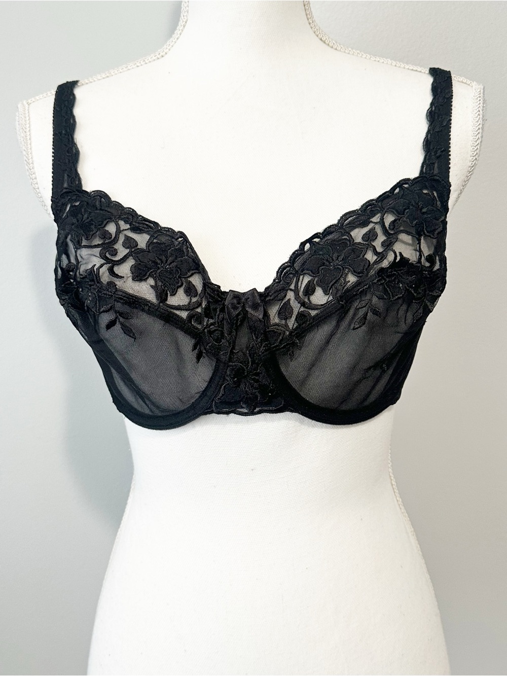 Victoria’s Secret Elegant Black Floral Lace Underwire Bra size 36D vintage 2002